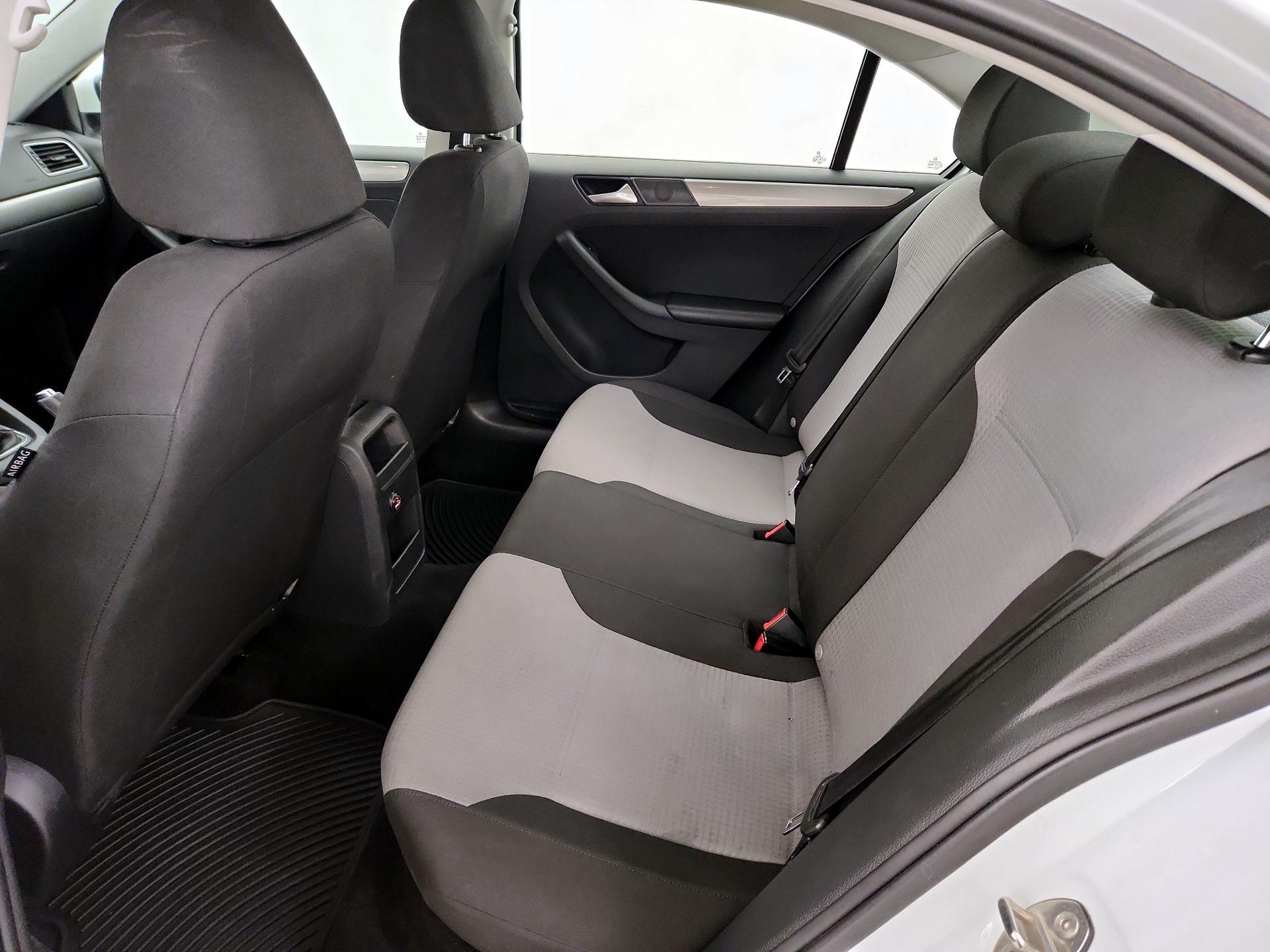 Thumbnail: 2017 Volkswagen Jetta - 18