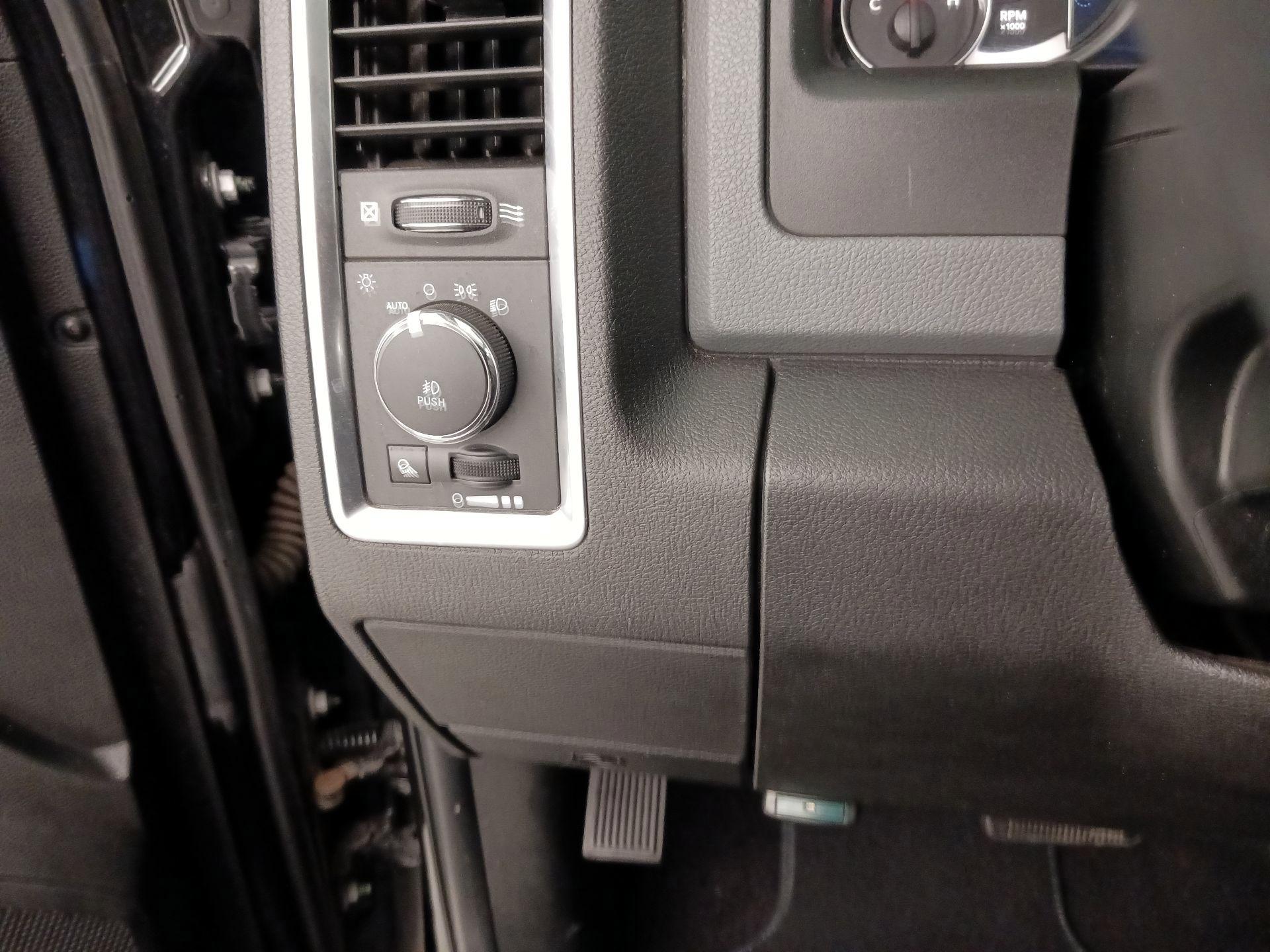 Thumbnail: 2019 RAM 1500 Classic - 13