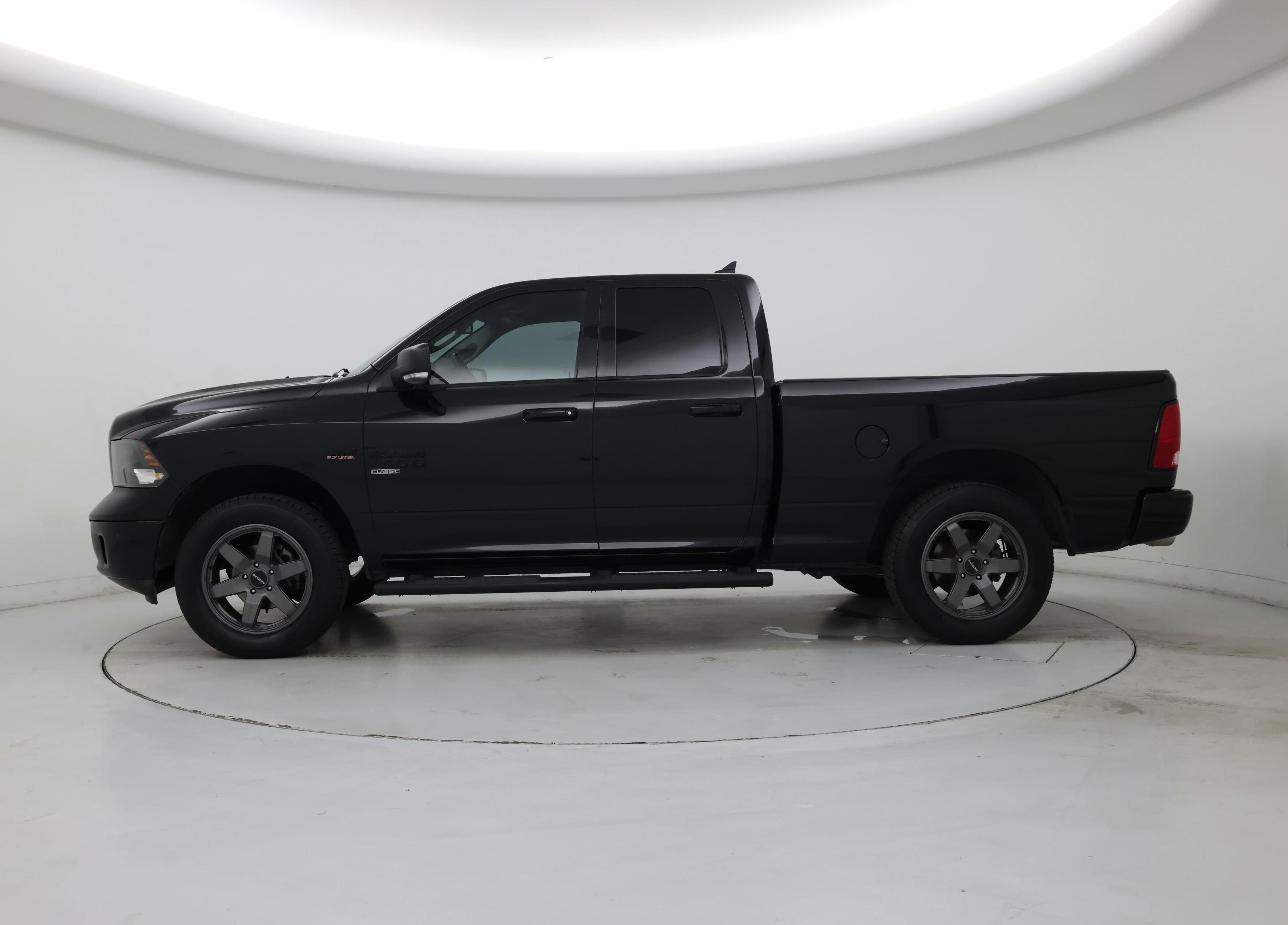 Thumbnail: 2019 RAM 1500 Classic - 3