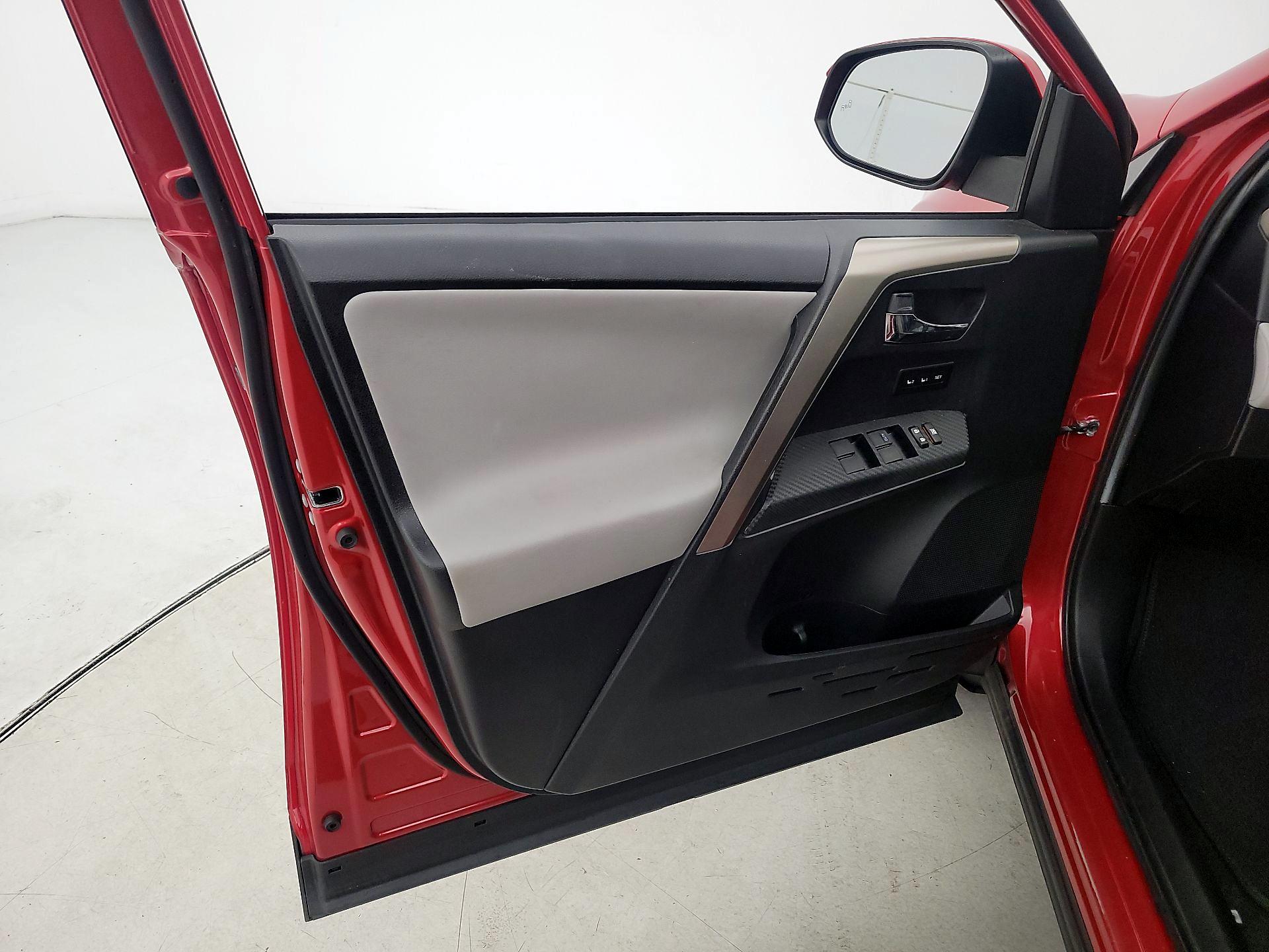 Thumbnail: 2015 Toyota RAV4 - 12