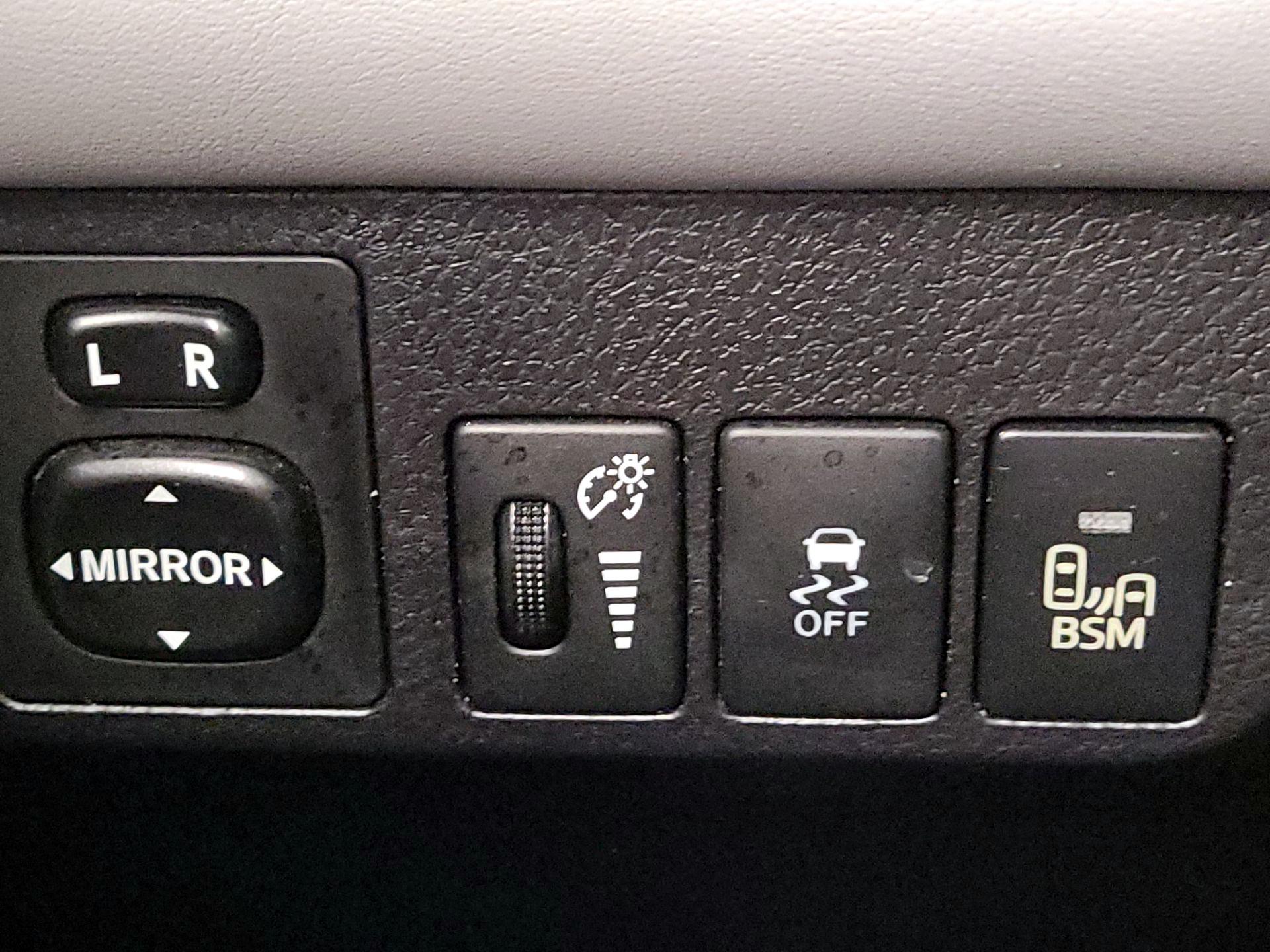 Thumbnail: 2015 Toyota RAV4 - 13