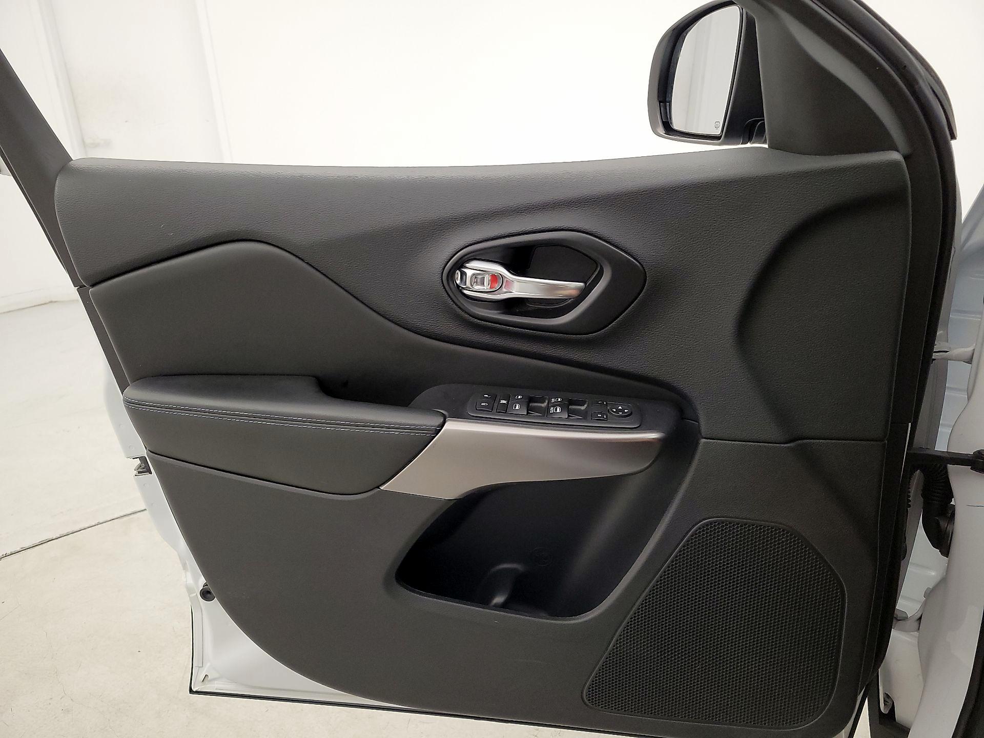 Thumbnail: 2021 Jeep Cherokee - 12