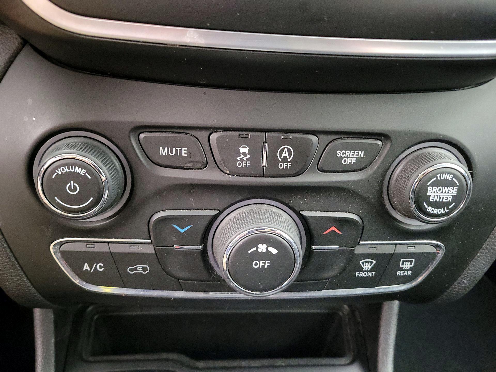 Thumbnail: 2021 Jeep Cherokee - 16