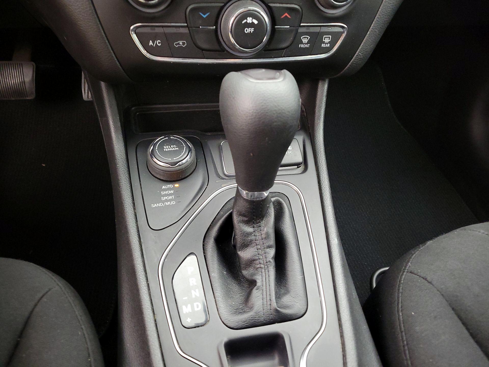 Thumbnail: 2021 Jeep Cherokee - 17