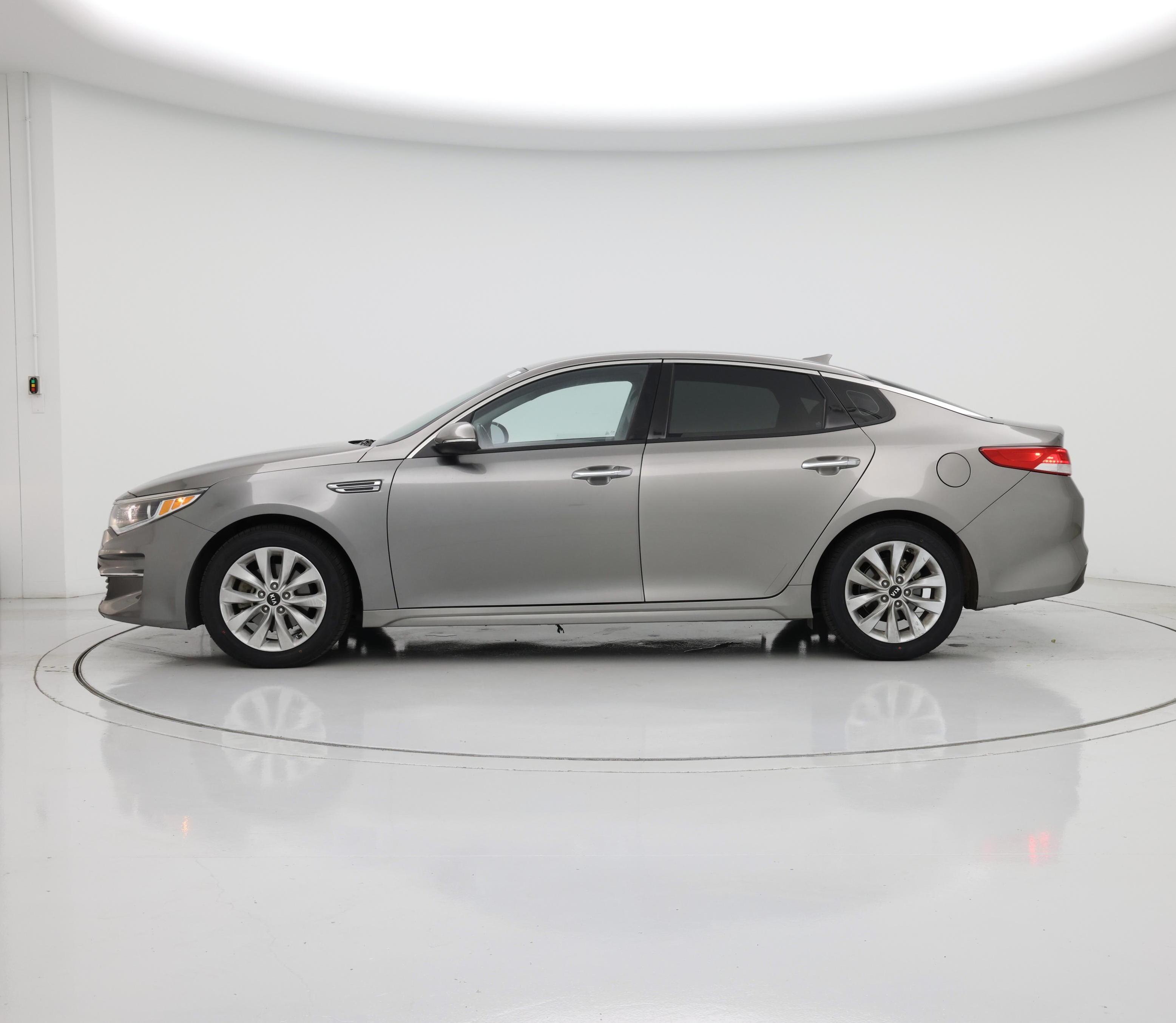 Thumbnail: 2016 Kia Optima - 3