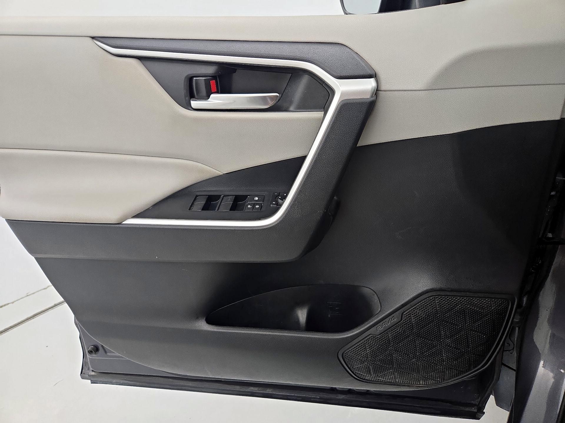 Thumbnail: 2020 Toyota RAV4 - 12