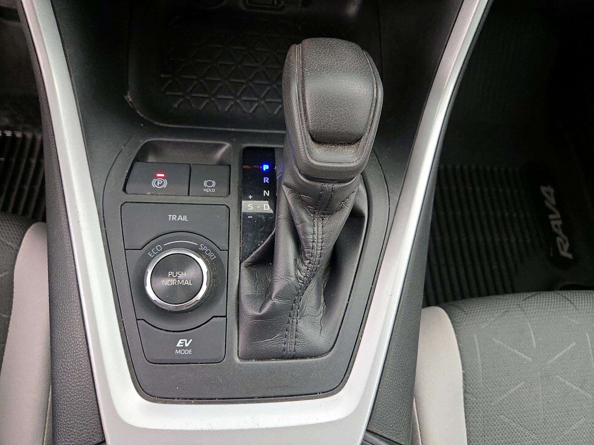 Thumbnail: 2020 Toyota RAV4 - 17