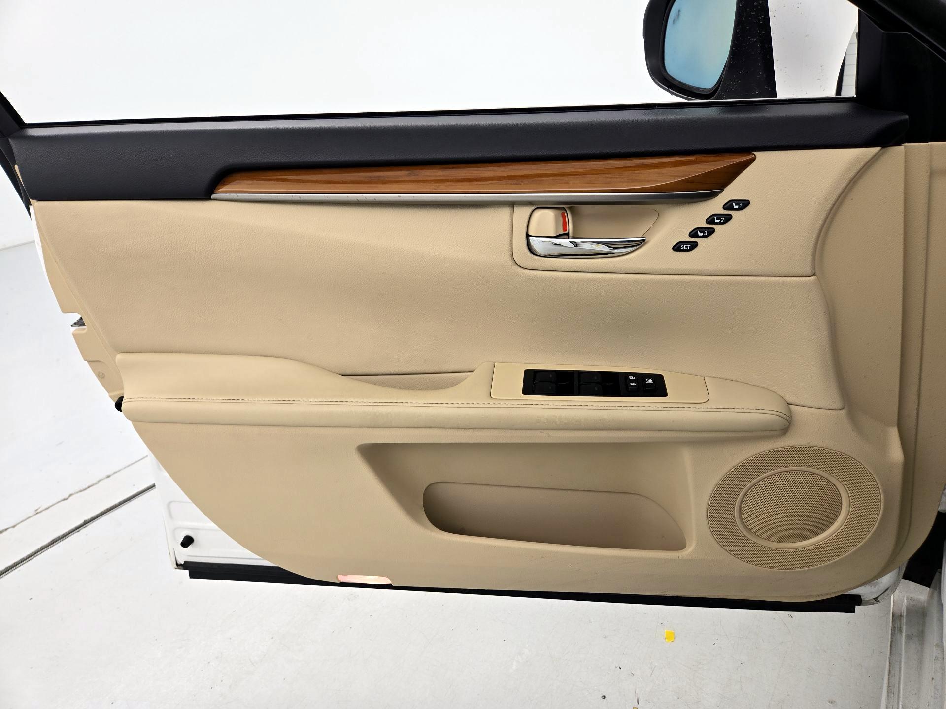 Thumbnail: 2015 Lexus ES - 12