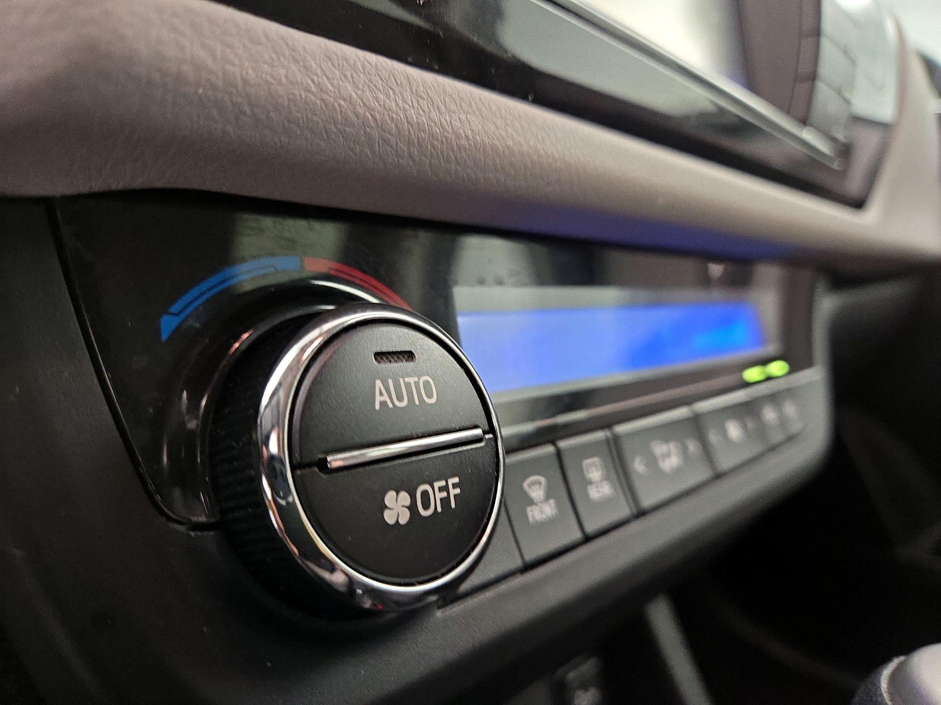 Thumbnail: 2015 Toyota Corolla - 16