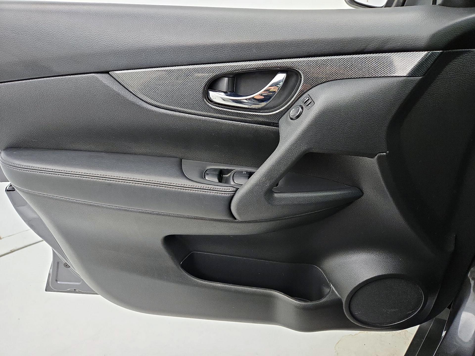 Thumbnail: 2016 Nissan Rogue - 12