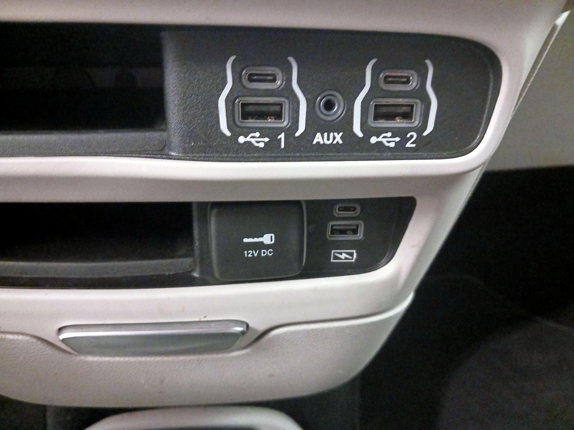 Thumbnail: 2022 Chrysler Pacifica - 18