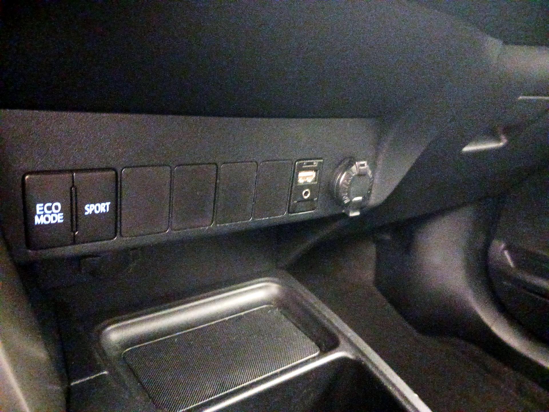 Thumbnail: 2015 Toyota RAV4 - 19