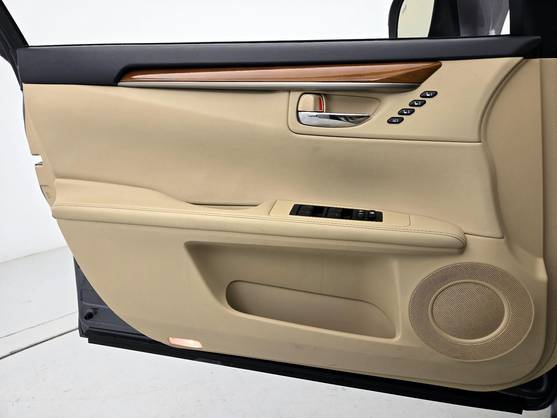 Thumbnail: 2015 Lexus ES - 12