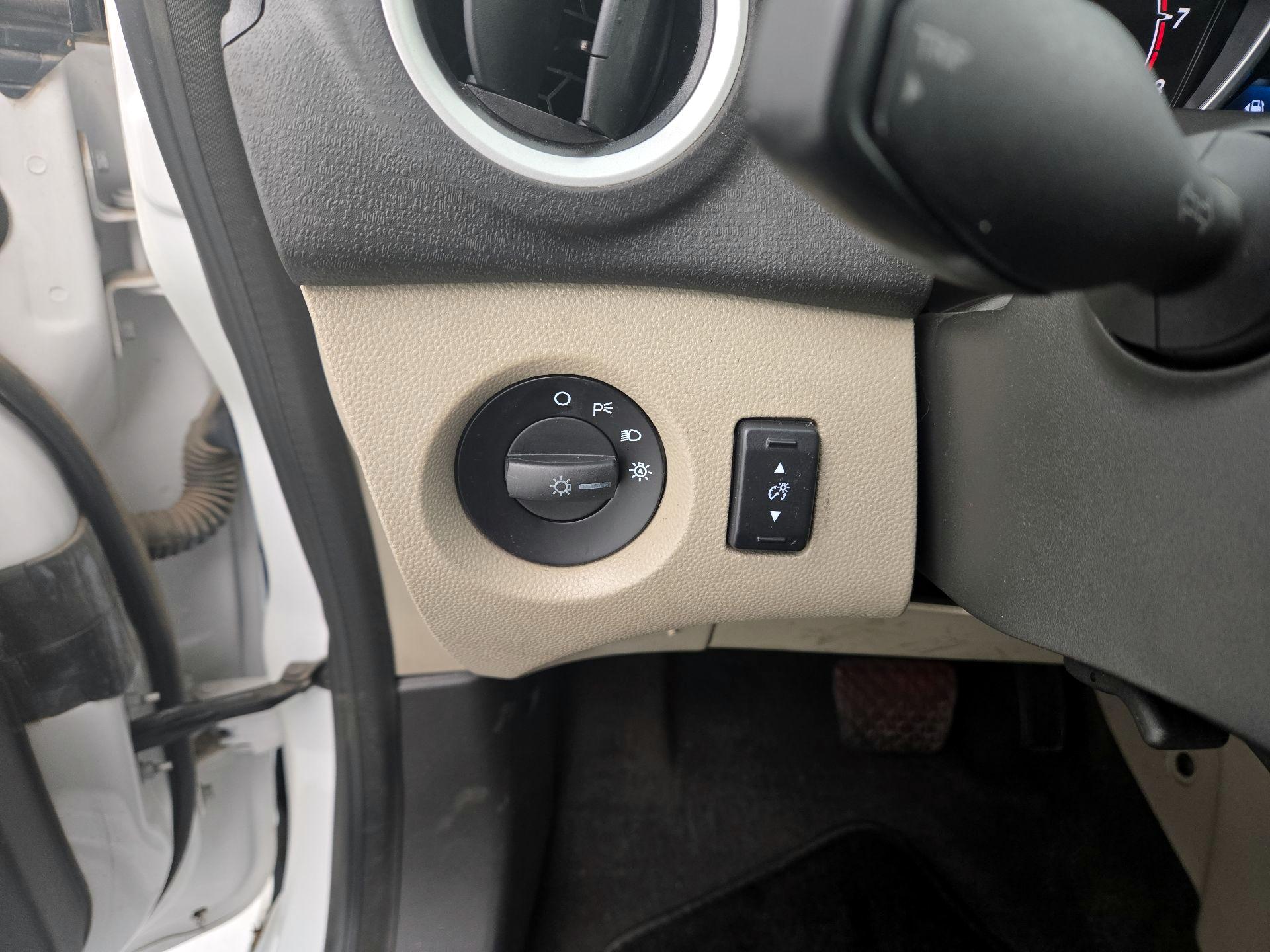 Thumbnail: 2014 Ford Fiesta - 13