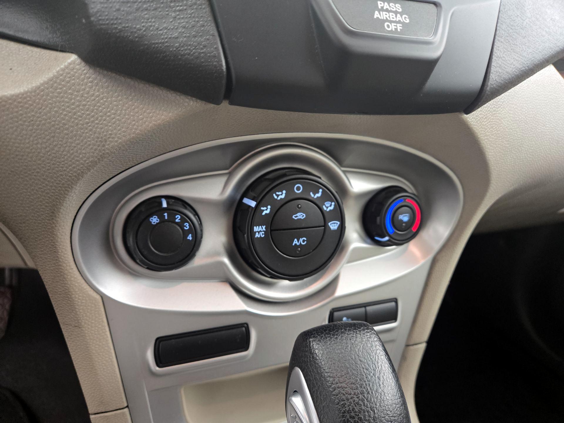 Thumbnail: 2014 Ford Fiesta - 15