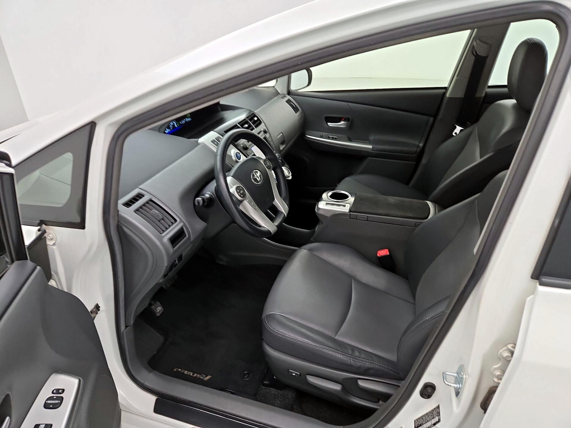 Thumbnail: 2014 Toyota Prius v - 11