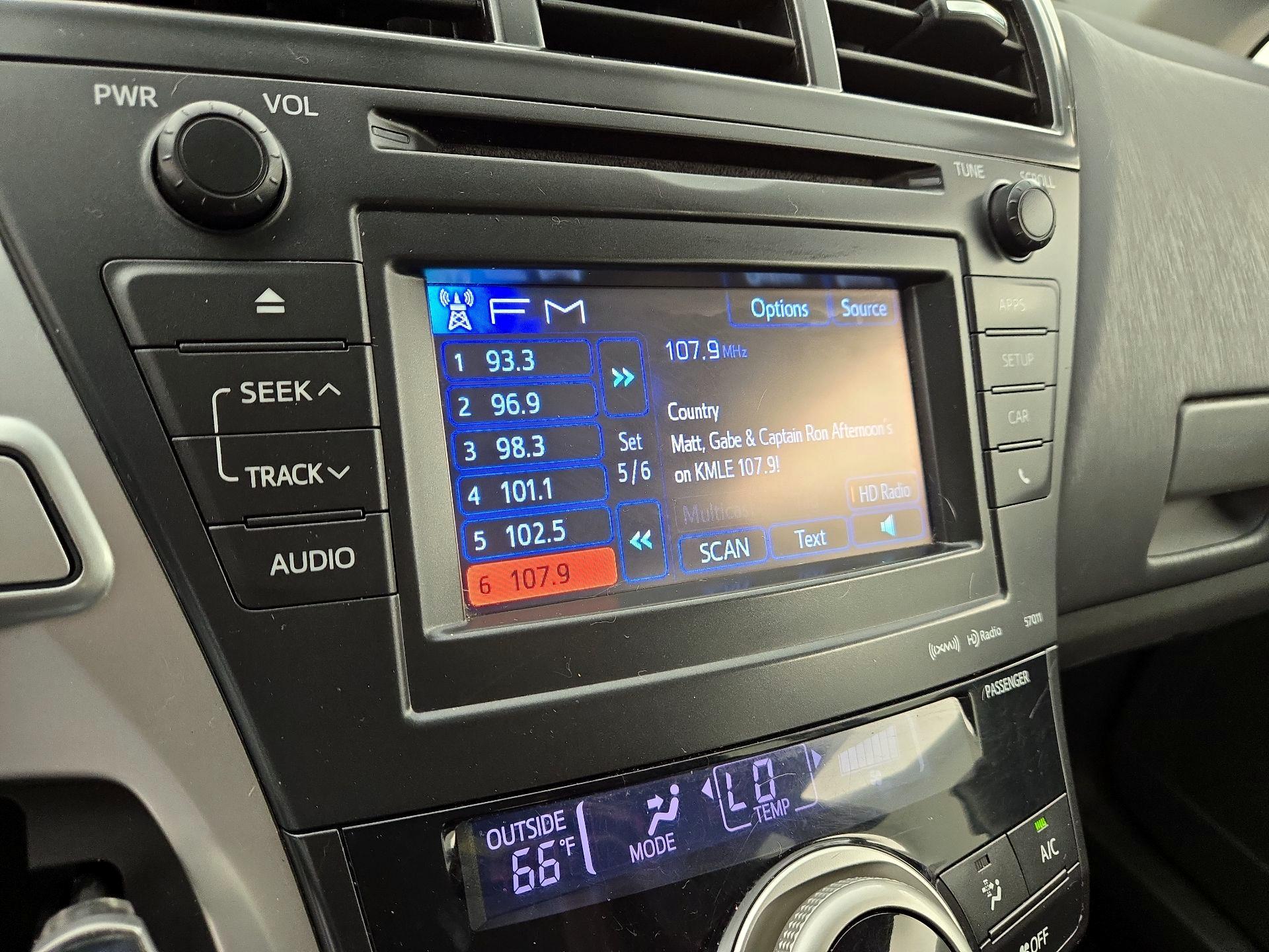 Thumbnail: 2014 Toyota Prius v - 15