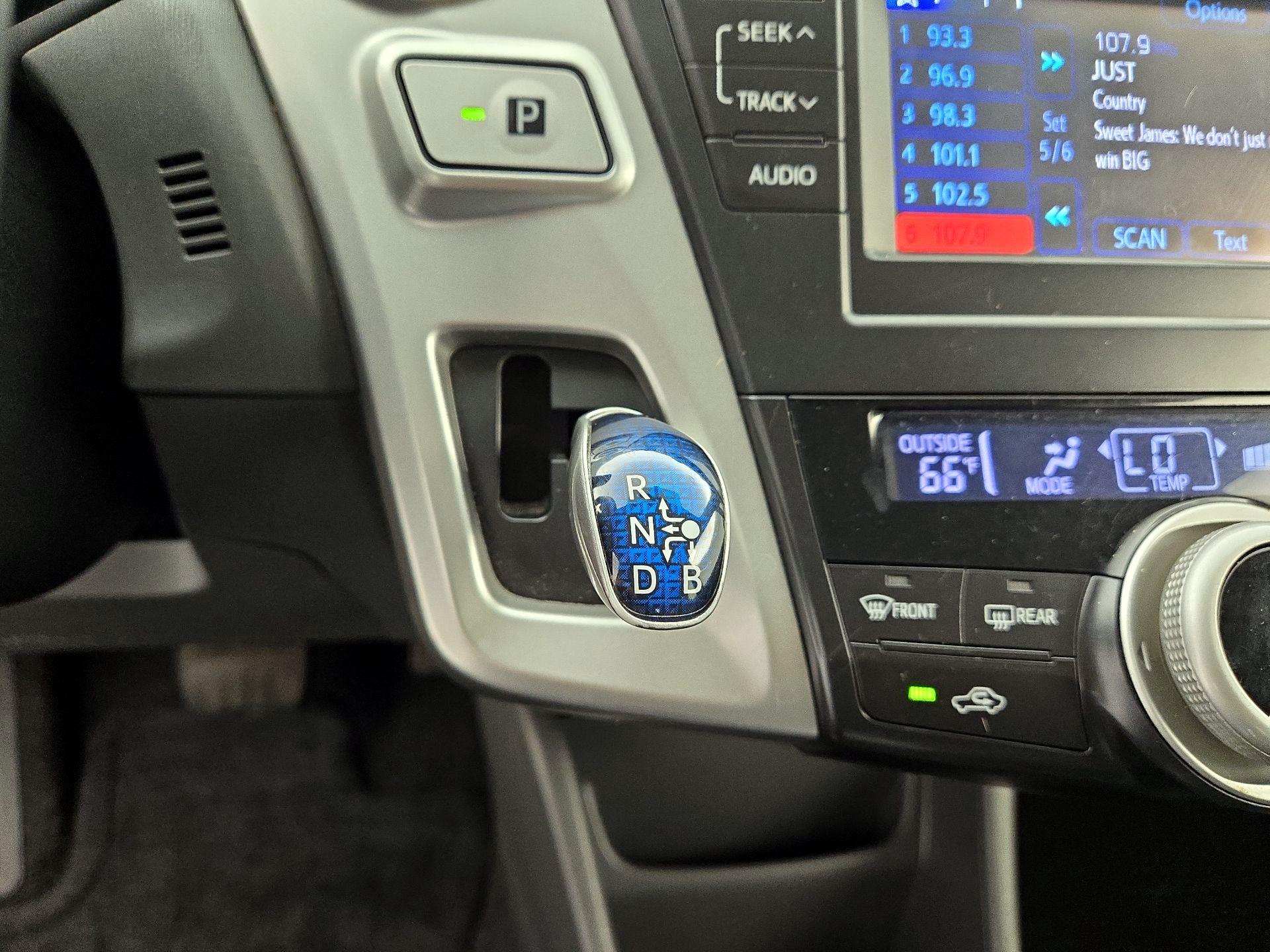 Thumbnail: 2014 Toyota Prius v - 17