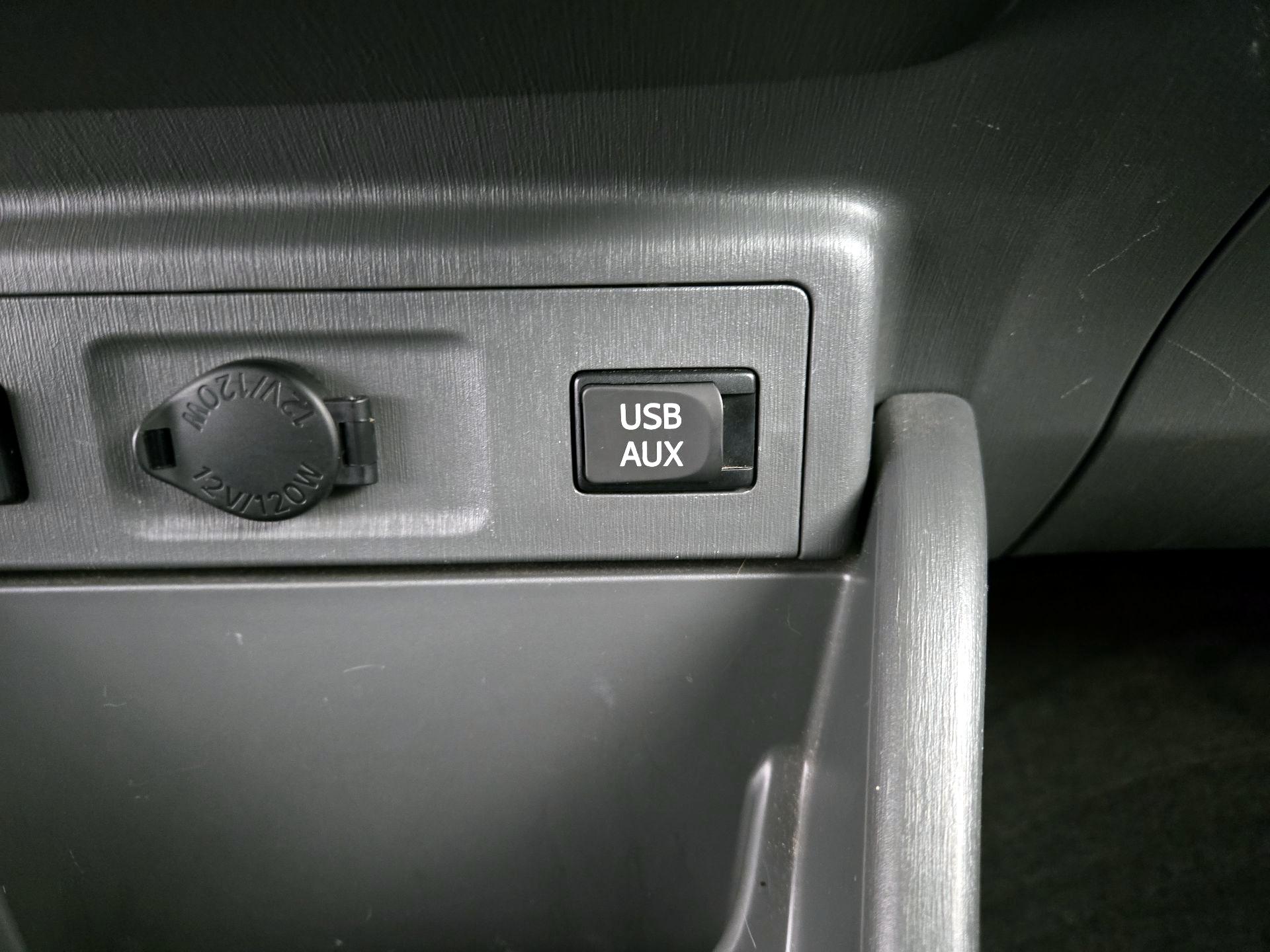 Thumbnail: 2014 Toyota Prius v - 18