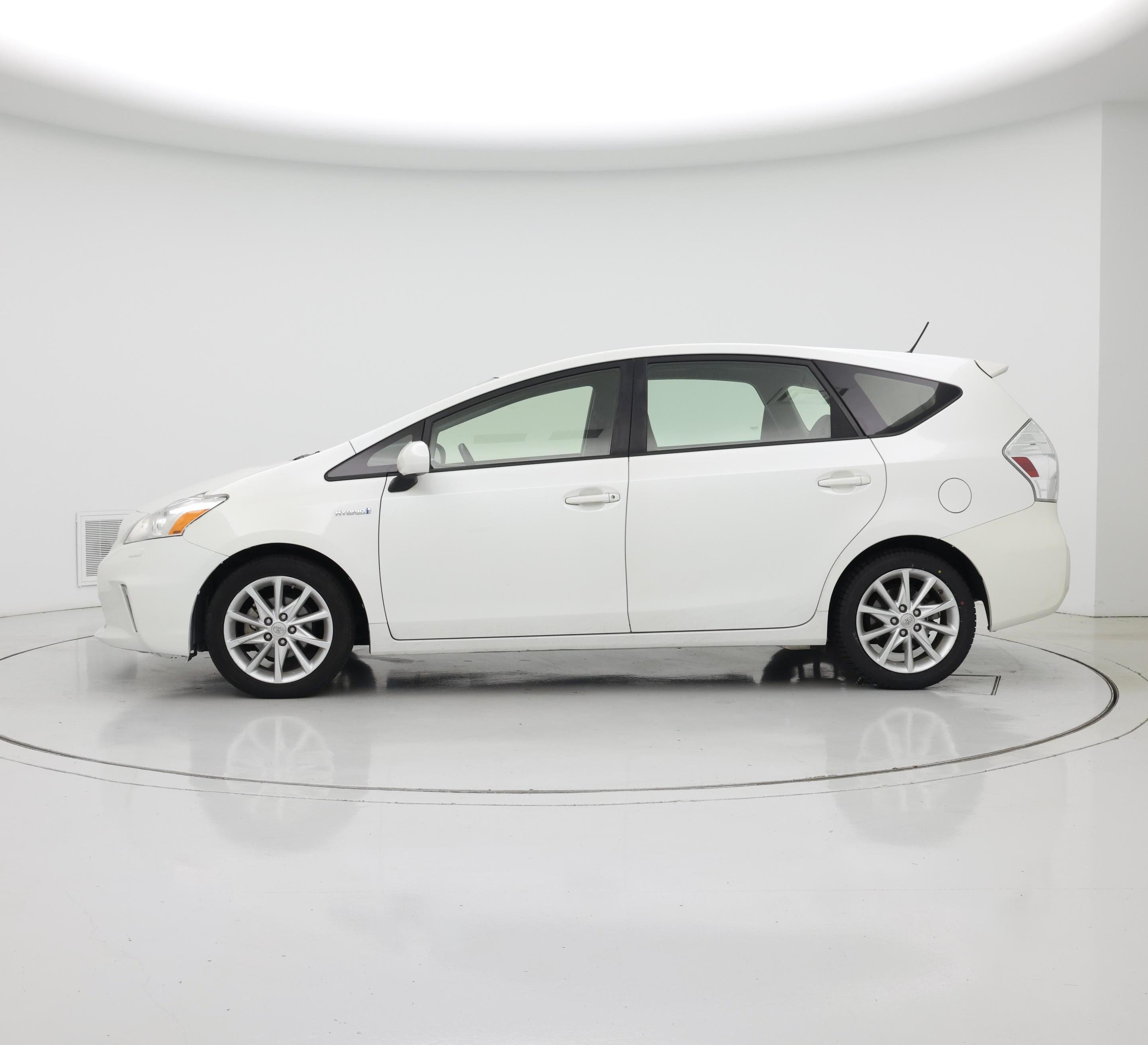Thumbnail: 2014 Toyota Prius v - 3