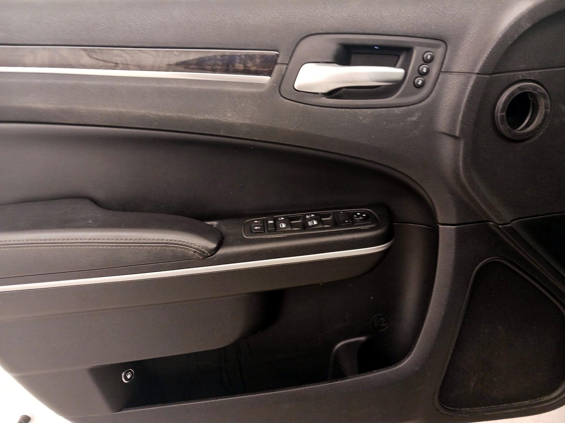 Thumbnail: 2019 Chrysler 300 - 12