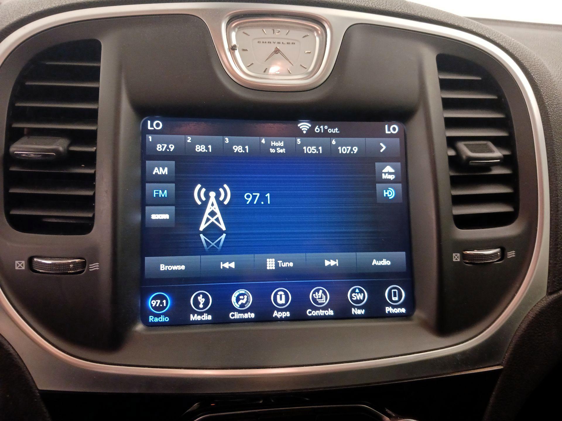 Thumbnail: 2019 Chrysler 300 - 16