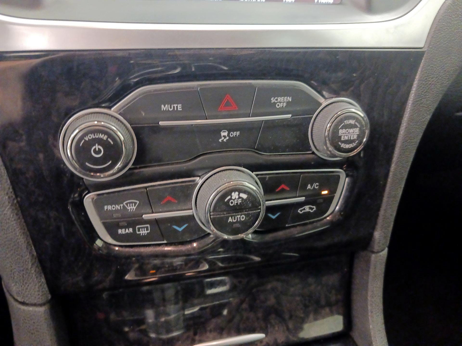 Thumbnail: 2019 Chrysler 300 - 17