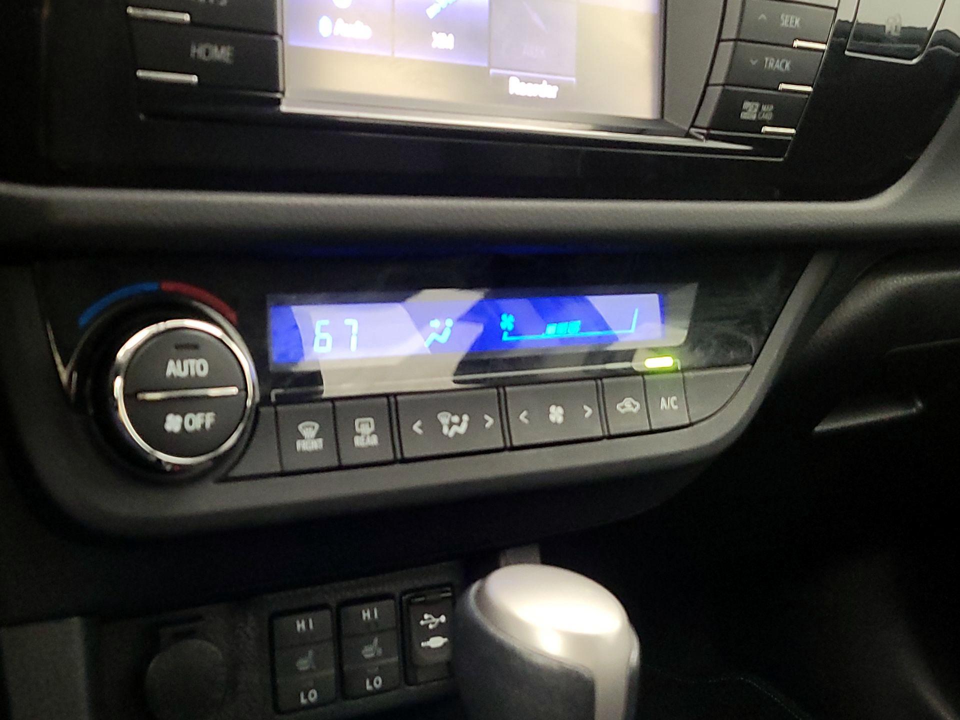 Thumbnail: 2016 Toyota Corolla - 16