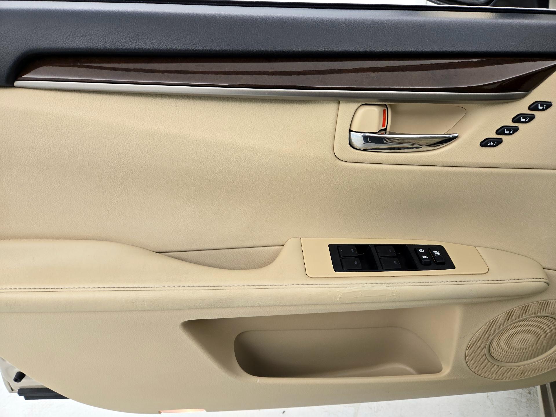 Thumbnail: 2014 Lexus ES - 12