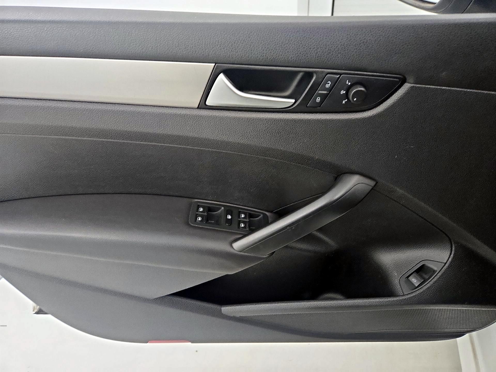 Thumbnail: 2015 Volkswagen Passat - 12