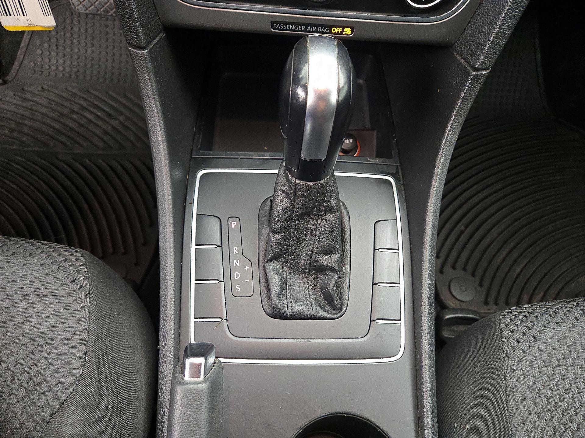 Thumbnail: 2015 Volkswagen Passat - 16