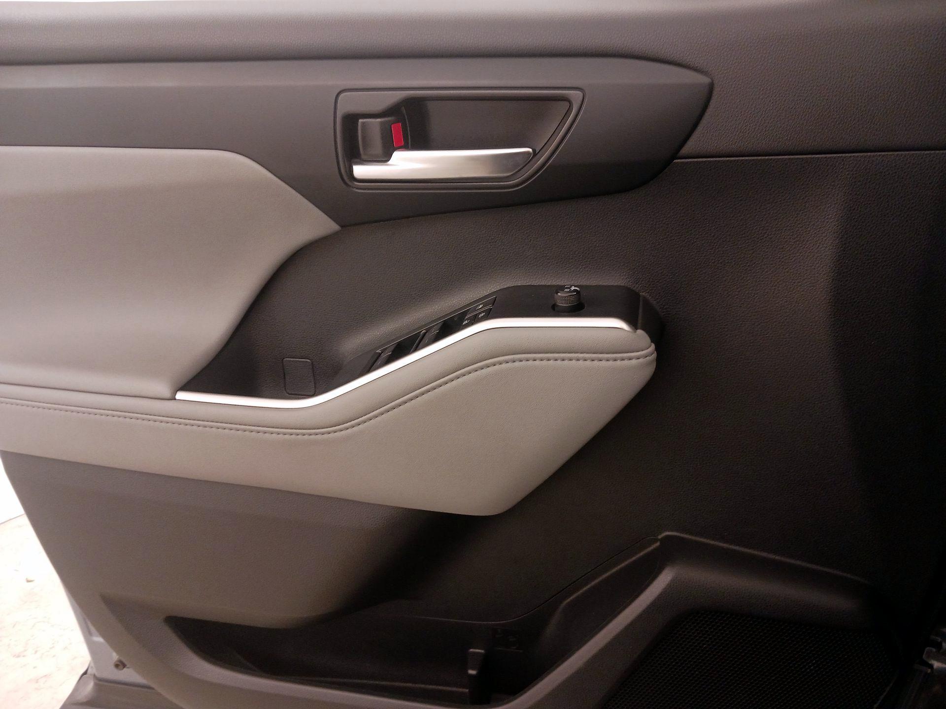 Thumbnail: 2024 Toyota Highlander - 12