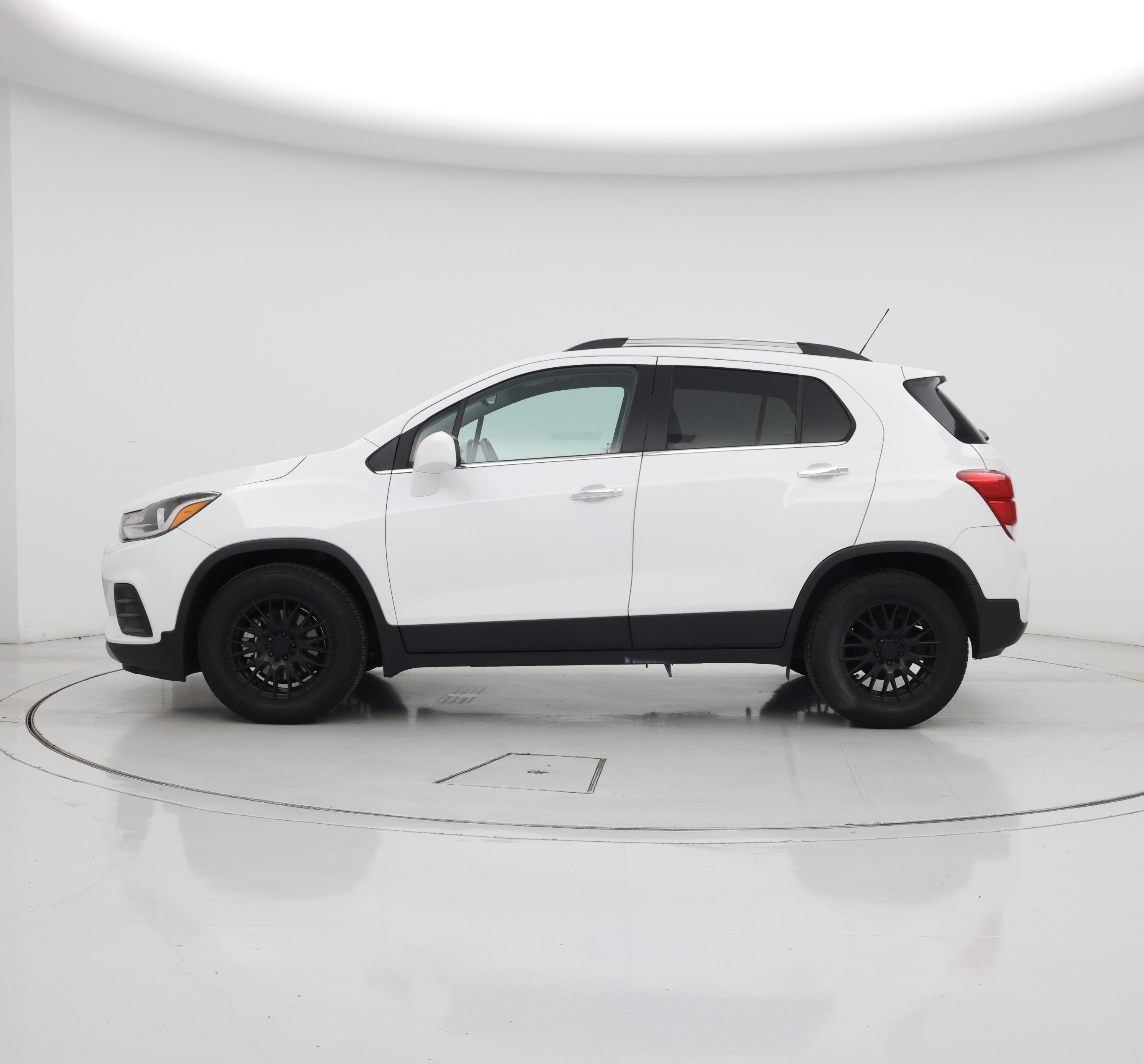 Thumbnail: 2017 Chevrolet Trax - 3