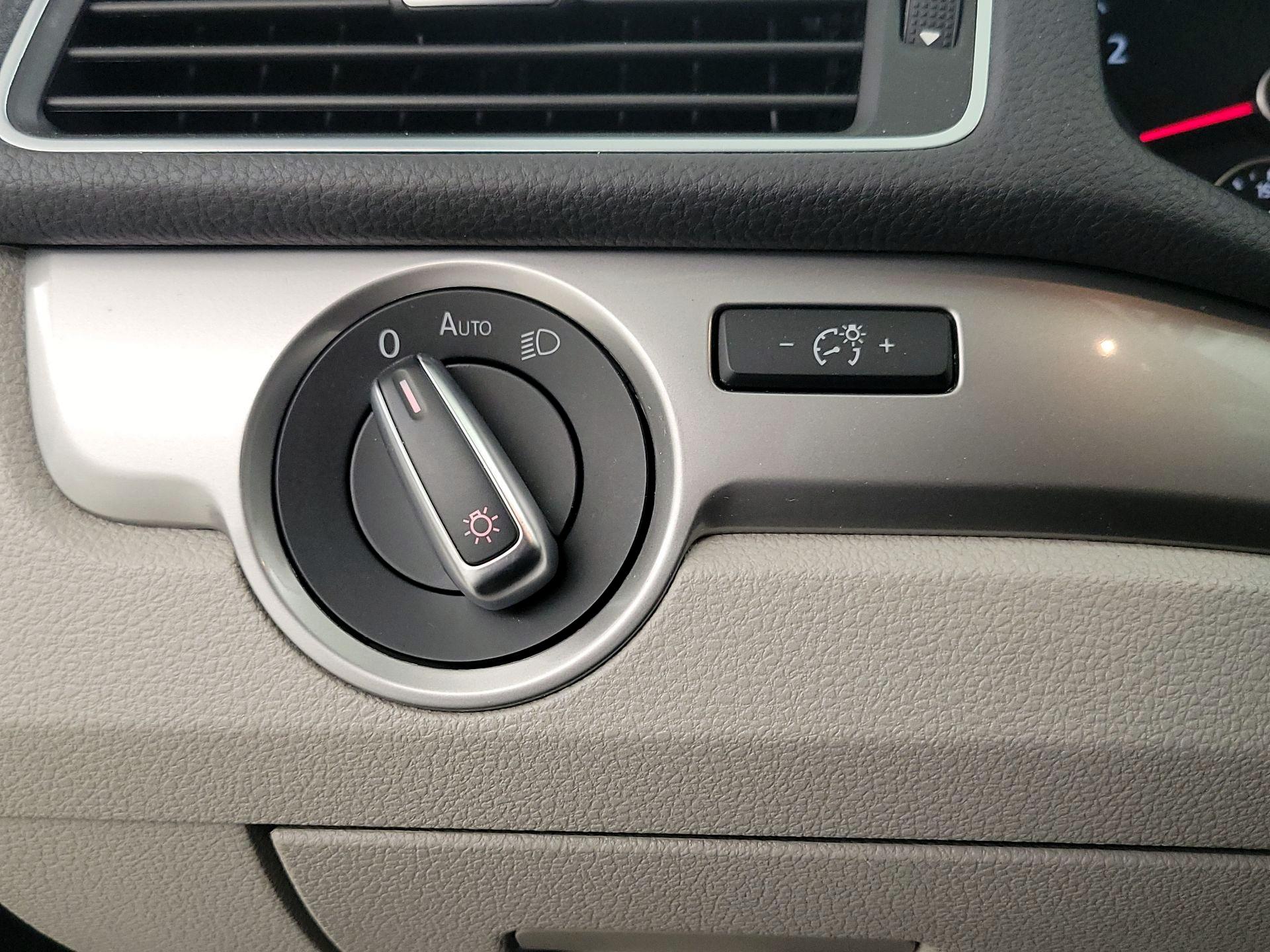 Thumbnail: 2014 Volkswagen Passat - 13
