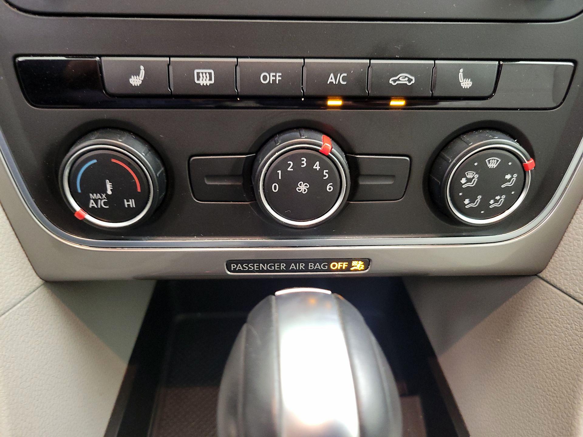 Thumbnail: 2014 Volkswagen Passat - 15