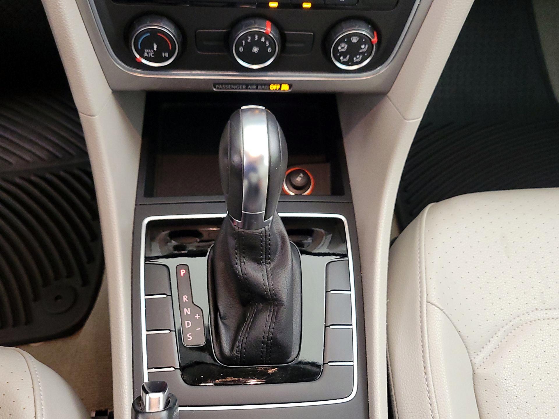 Thumbnail: 2014 Volkswagen Passat - 16
