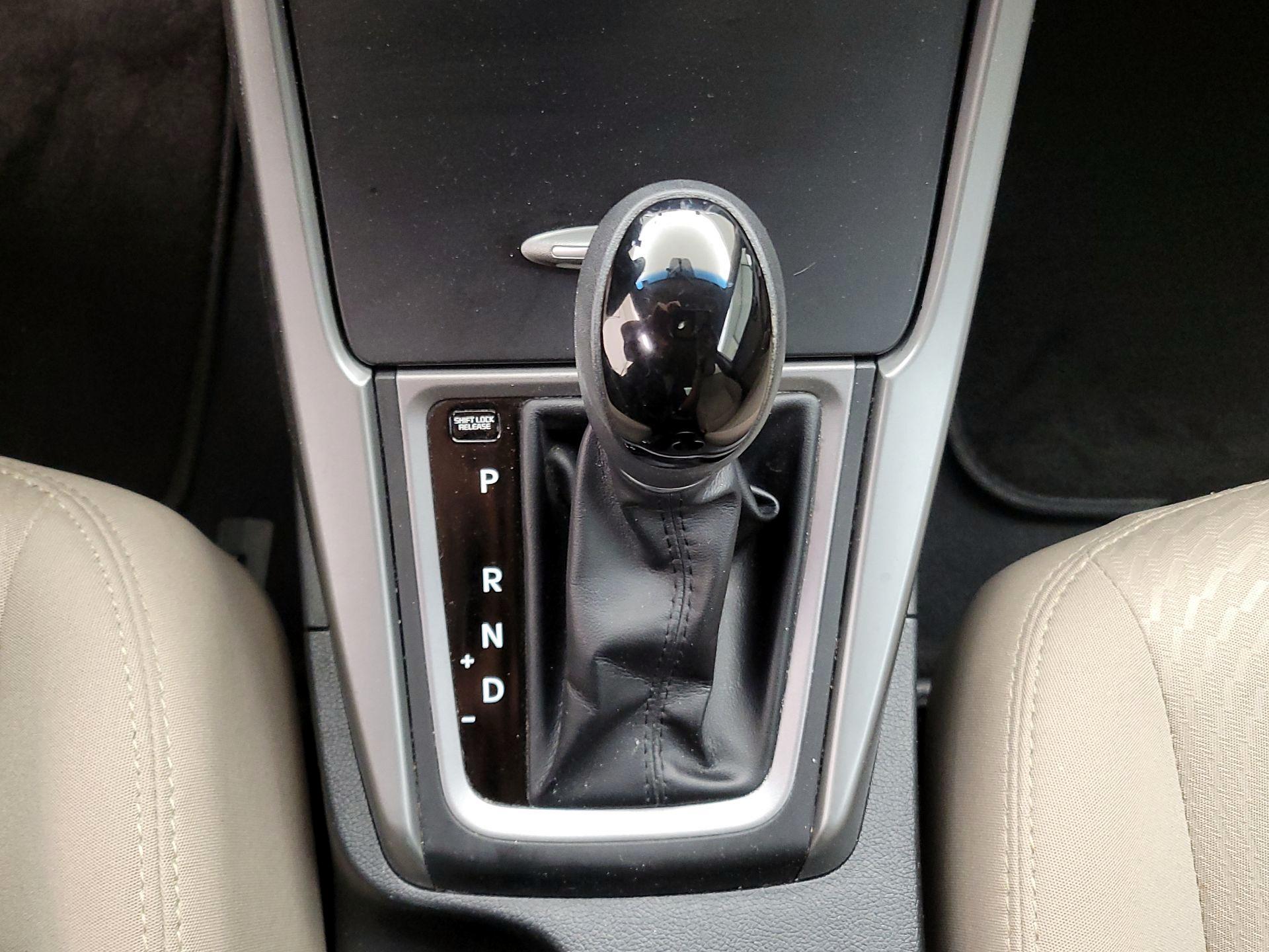 Thumbnail: 2015 Hyundai Elantra - 17