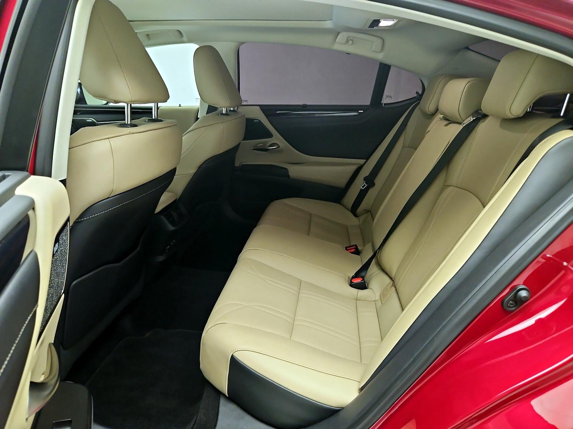 Thumbnail: 2021 Lexus ES - 17