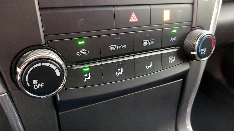 2017 Toyota Camry SE 16