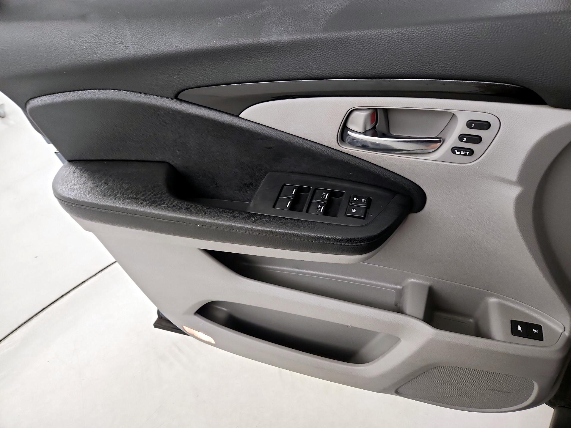 Thumbnail: 2016 Honda Pilot - 12