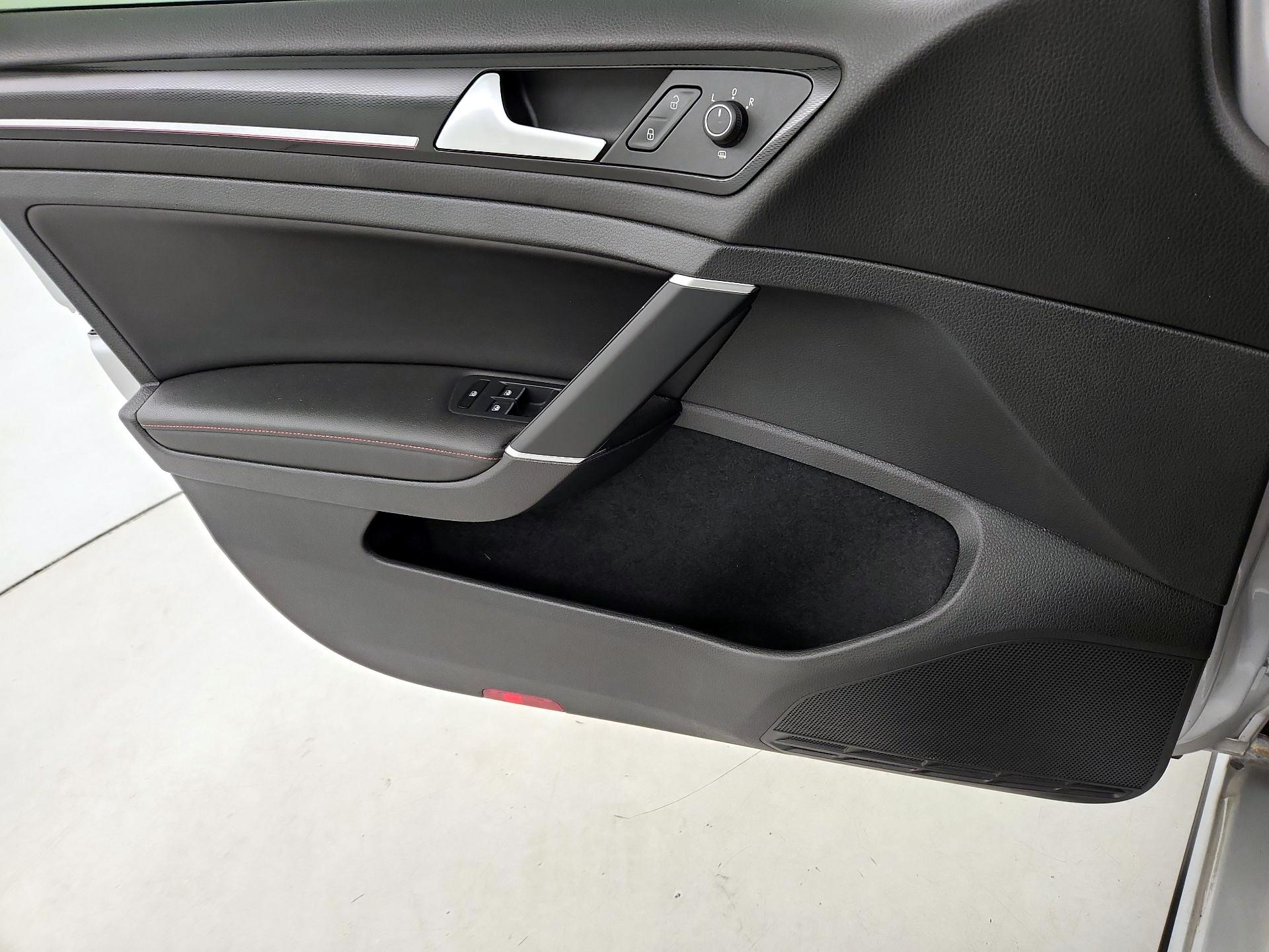 Thumbnail: 2016 Volkswagen Golf - 12
