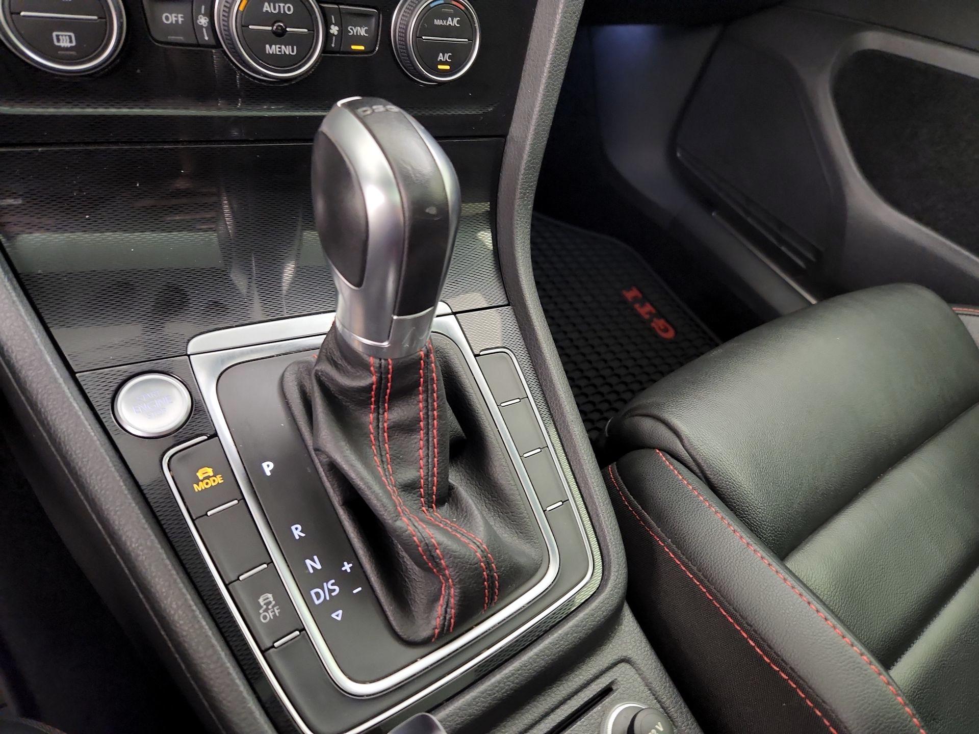 Thumbnail: 2016 Volkswagen Golf - 18