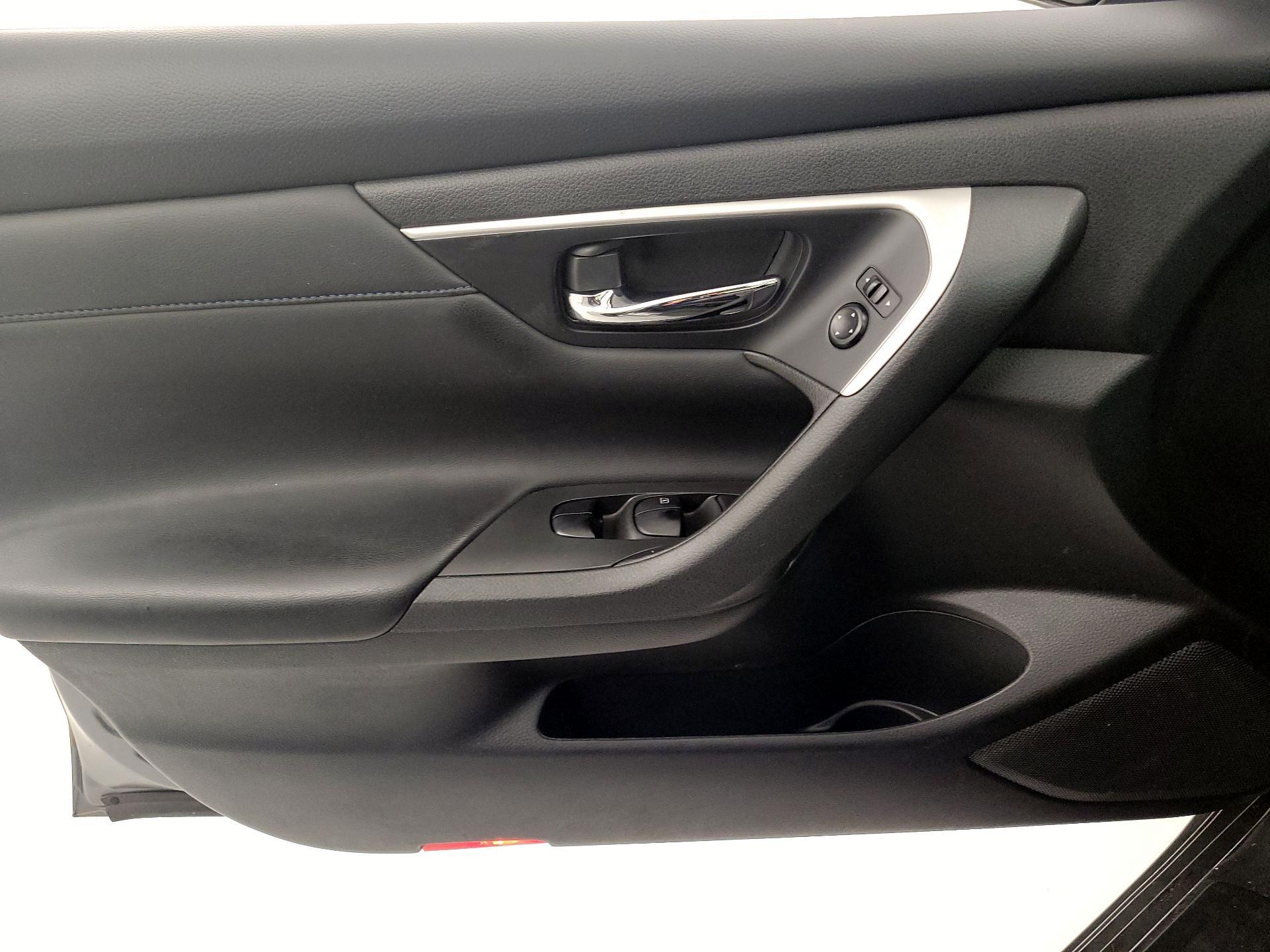 Thumbnail: 2016 Nissan Altima - 12
