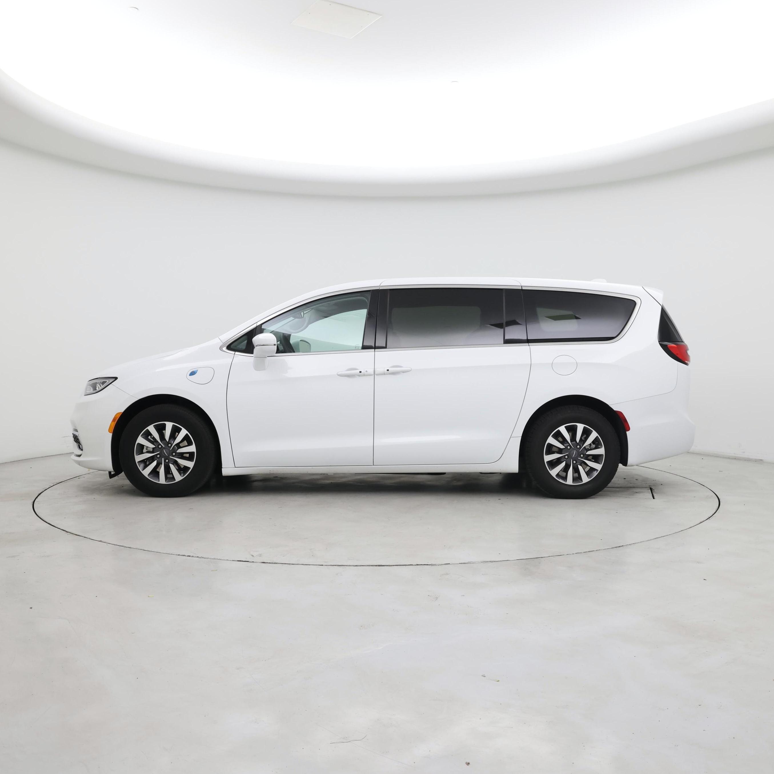 Thumbnail: 2022 Chrysler Pacifica - 3