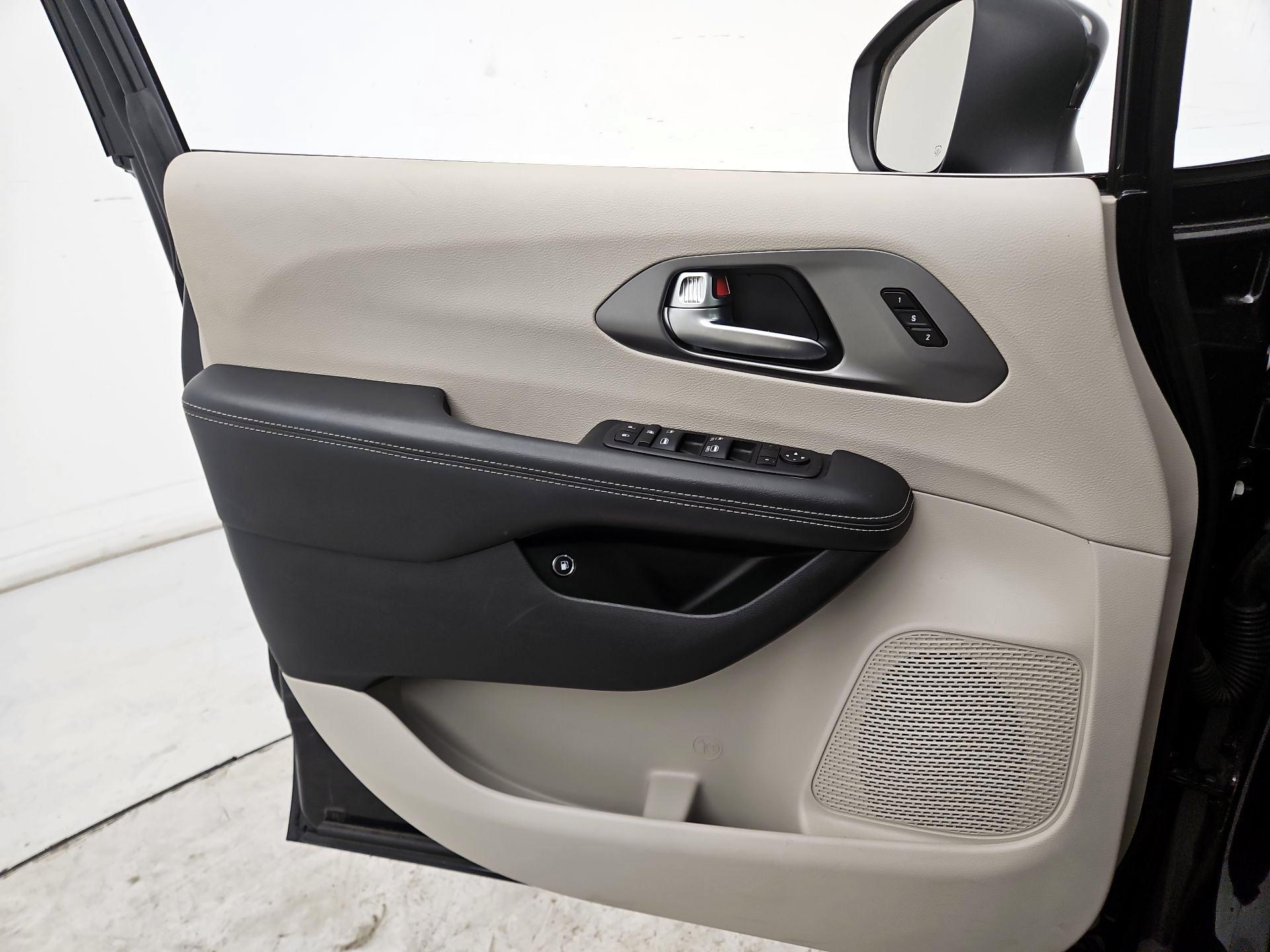 Thumbnail: 2023 Chrysler Pacifica - 12