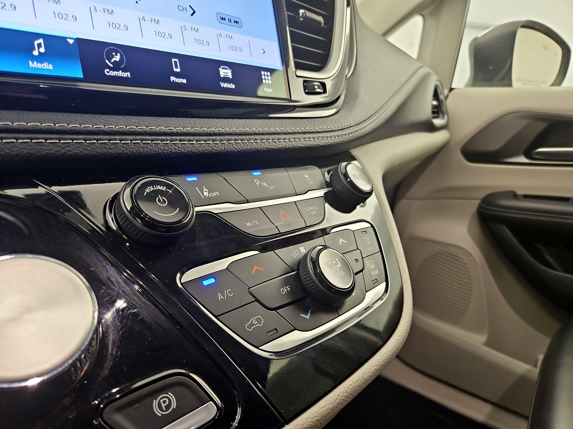 Thumbnail: 2023 Chrysler Pacifica - 16
