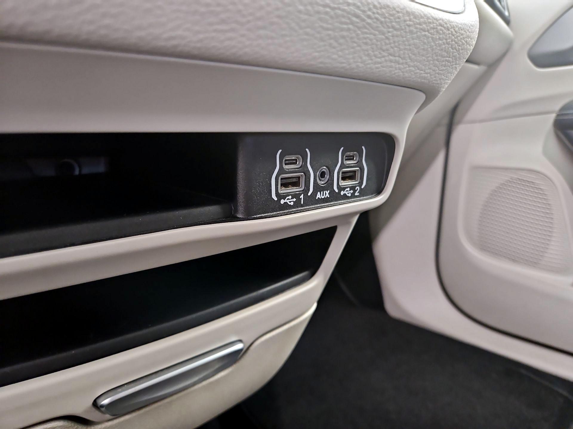 Thumbnail: 2023 Chrysler Pacifica - 18