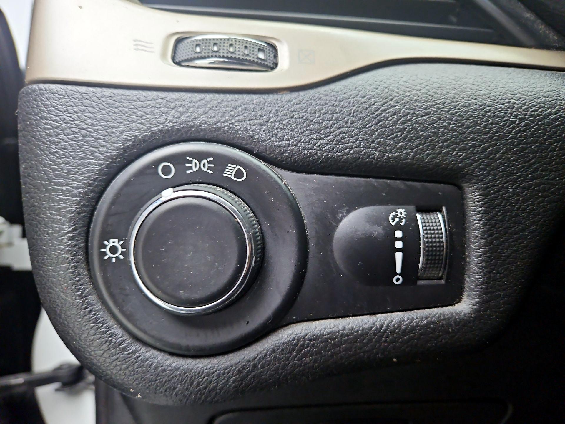 Thumbnail: 2015 Jeep Cherokee - 13