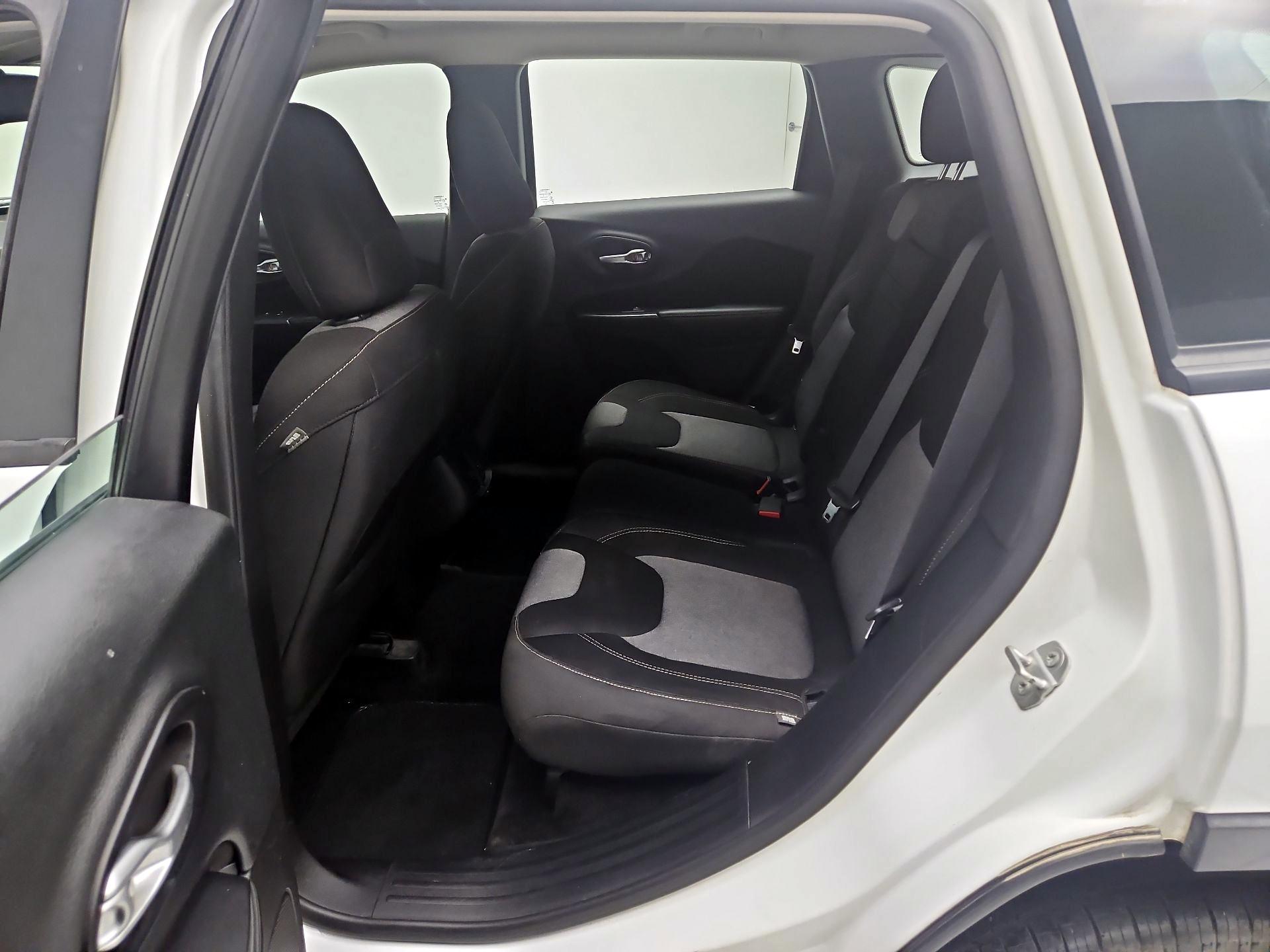 Thumbnail: 2015 Jeep Cherokee - 19