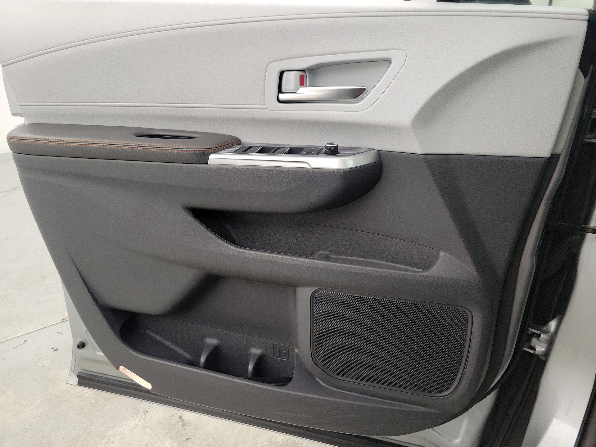 Thumbnail: 2021 Toyota Sienna - 12